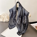 Sciarpa in seta con stampa leopardata e pois drappeggiata con eleganza su manichino - 66-70cm / Nero (FG148-4)