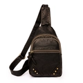 Sac de poitrine en cuir PU noir grainé avec trois zips et rivets métalliques dorés - Bronze Lavé