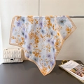 Dettaglio foulard in seta con stampa floreale, fiori viola e bordo in raso color champagne - Bordo Beige