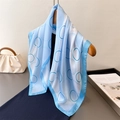 Sciarpa in seta azzurra con stampa a cerchi drappeggiata su gruccia in legno con accessori - 70x70cm / Blu (FG119-3)
