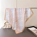 Dettaglio di sciarpa in seta rosa e bianca con motivi ovali su un supporto metallico - 70x70cm / Bordo Cachi (FG119-4)