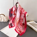 Eleganter Seidenschal mit Vintage-Print und Schmetterlingsmuster auf weißem Ständer - 66-70CM / Rot