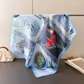 Detail eines Seidentuchs mit elegantem Retro-Kunstdruck, Tieren und Blumenmustern - 66-70CM / Blau