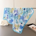 Dettaglio di un foulard quadrato in seta con motivi floreali blu e stampe di farfalle - FG154-2 Blu