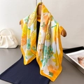 Elegante foulard in seta a fiori arancio e giallo appeso a una gruccia in legno con decori - FG154-3 Giallo