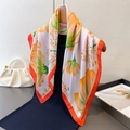 Foulard in seta con stampa floreale arancione e bordo rosso su un abito blu scuro - 68x68cm / Arancione