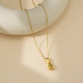 Collier minimaliste avec pendentif goutte d'eau dorée polie et chaîne délicate - Lettre Bulle I (Avec Chaîne Cruciforme)