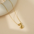 Collier doré minimaliste avec pendentif chiffre 5 poli en 3D sur un fond texturé élégant - Lettre Bulle J (Avec Chaîne Cruciforme)