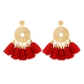 Boucles d'oreilles bohèmes à pompons rouges et disques en métal doré texturé - Rouge