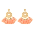 Boucles d'oreilles bohèmes rose saumon avec pompons en éventail et détails ethniques dorés - Rose
