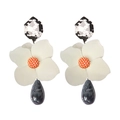 Orecchini a fiore moderni con perni esagonali marmorizzati e accenti di fiori bianchi - Bianco