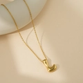 Collier doré avec pendentif lettre L polie au design minimaliste et arrondi chic - Lettre Bulle L (Avec Chaîne Cruciforme)