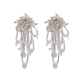 Elegante Perlen-Blumen-Ohrringe mit Kristallen und Gold-Haken auf weißem Hintergrund - Weiß