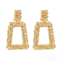 Pendientes geométricos dorados exagerados con textura de roca mineral en relieve - Dorado