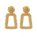 Goldene geometrische Trapez-Ohrringe mit Vintage-Granulat-Textur und Kugelstecker-Detail - Gold-Trapezstil