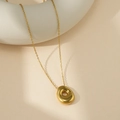 Collier avec pendentif rond doré poli sur un support en céramique blanche - Lettre Bulle O (Avec Chaîne Cruciforme)
