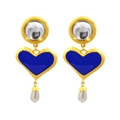 Dettaglio di orecchini a cuore in smalto blu con texture martellata e perle a goccia - Blu