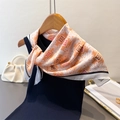 Detail eines orangefarbenen Seidenschals mit Vintage-Blumenmuster auf einem Marine-Top - Warmes Orange (FG173-3)