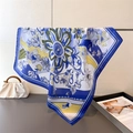 Dettaglio di un elegante foulard in seta con motivi floreali astratti blu e gialli - 66-70cm / Blu