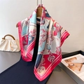 Foulard in seta vintage con stampa floreale rosa e blu appeso a una gruccia in legno - 66-70cm / Rosa