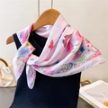 Dettaglio di un foulard di seta rosa con stampe di farfalle e fiori su un top nero - 66-70CM / Rosa (FG196-1)