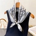 Elegante sciarpa in finta seta bianca e nera con motivo paisley appesa a un gancio - Bianco (FG207-1)