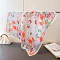 Dettaglio di foulard in seta con stampe di papaveri e farfalle su tessuto bianco - 66-70CM / Arancione (FG196-4)