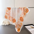 Elegante foulard in seta a fiori bianco perla e arancione con motivi di rampicanti - Arancione