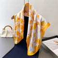 Eleganter Satin-Seidenschal mit gelben Blumenmustern auf einem schwarzen Kleid - 70cmx70cm / Gelb (FG169-4)