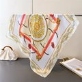 Vista dettagliata di un foulard in seta di lusso retrò con stampa a catena su una borsa - 66-70CM / FG199-1 Giallo Riso