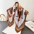 Foulard quadrato in seta stile francese con stampa catene vintage e finitura lucida - 66-70CM / FG199-4 Caffè