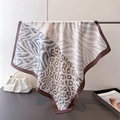 Detail eines Seiden-Halstuchs mit Leoparden- und Zebramuster und glänzendem Satin-Finish - Dunkelbraun Tiermuster Patchwork (FG224-1) / Dunkelbraun