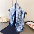 Seidig-weiches quadratisches Halstuch in Blau und Weiß auf Holzkleiderbügel mit Perlenhandtasche - Marineblau Batik Textur (FG224-2) / Marineblau