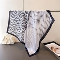 Detail eines Seidenschals mit Tierprint-Mix aus Leoparden-, Tiger- und Zebramustern - Schwarz Weiß Tiermuster Patchwork (FG224-3) / Schwarz