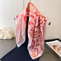 Seidenschal mit rot-weißem Muster kunstvoll auf einem schwarzen Kleid mit Perlen drapiert - Rot Weiß Feder Verlaufstextur (FG224-4) / Rot