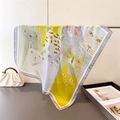 Detail van een vierkante zijden sjaal met kleurrijke kattenprint en grijze zoomafwerking - Grijs