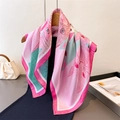 Zijden sjaal met kattenprint in roze en groen gedrapeerd op hanger en mannequin - Roze