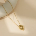 Collier en or poli avec pendentif lettre Q en relief 3D sur une chaîne maille fine - Lettre Bulle Q (Avec Chaîne Cruciforme)