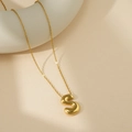 Collier avec pendentif lettre S doré brillant sur support en céramique blanc - Lettre Bulle S (Avec Chaîne Cruciforme)