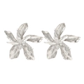 Orecchini a lobo a fiore 3D in argento con petali di metallo su sfondo bianco - Argento