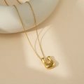 Collier avec pendentif en U doré poli et chaîne fine sur fond minimaliste moderne - Lettre Bulle U (Avec Chaîne Cruciforme)