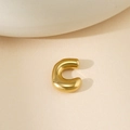 Pendentif lettre C dorée polie avec un design épais minimaliste et une finition brillante - Lettre Bulle C Pendentif Uniquement (Sans Chaîne)
