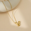 Collier minimaliste plaqué or 18 carats avec pendentif lettre V poli et épais - Lettre Bulle V (Avec Chaîne Cruciforme)