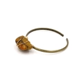 Dettaglio del bracciale barocco vintage con pietra occhio di tigre e filo avvolto - Marrone (Occhio di Tigre)