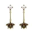 Pendientes largos vintage de abeja con perlas y cristales naranjas en fondo blanco - Predeterminado