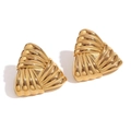 Détail macro de boucles d'oreilles triangulaires plaquées or 18 carats à textures ondulées - Or