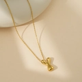 Collier en or poli avec un pendentif lettre Y bombée au design minimaliste chic - Lettre Bulle Y (Avec Chaîne Cruciforme)