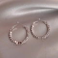 Detalle de pendientes de aro plateados con cuentas pulidas y piedras de circonio brillantes - A1419 Plata Pendientes de Aro con Textura Martillada