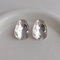Orecchini a perno ovali in argento con trama martellata irregolare su vassoio bianco - Argento (D306)