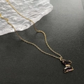 Elegante collana in titanio dorato con ciondolo a farfalla a goccia viola su catena sottile - Viola (06-K18)